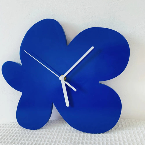 Azuron Geometrische Wanduhr – Moderner Akzent in Blau