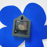 Azuron Geometrische Wanduhr – Moderner Akzent in Blau