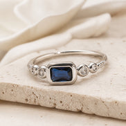 Damen Ring mit ovalem Stein und Krappenfassung – Ovalessa