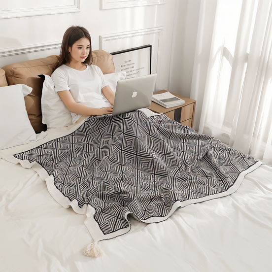 DecoDiamond Geometrische Kuscheldecke – Stilvolle Eleganz für Behagliche Nächte 1