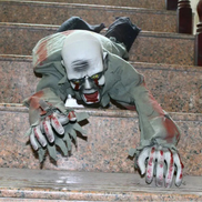 Kriechender Halloween-Zombie mit LED-Augen und Sound – Dreadon