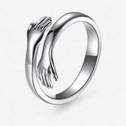 Handoria Damenring mit verschlungenem Handdesign und offener Form