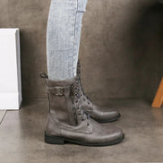 Hohe Damen Stiefel mit Schnürung, Seitenreißverschluss und Schnallendetail Calvessa