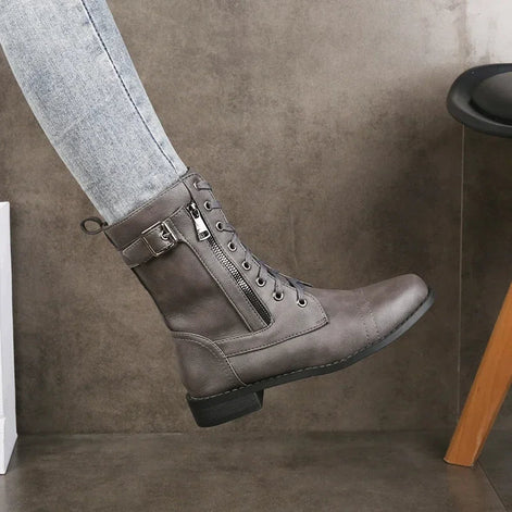 Hohe Damen Stiefel mit Schnürung, Seitenreißverschluss und Schnallendetail Calvessa