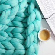 La Maille Majestueuse – Gestrickte Wohndecke für Sofa und Bett