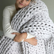La Maille Majestueuse – Gestrickte Wohndecke für Sofa und Bett