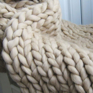 La Maille Majestueuse – Gestrickte Wohndecke für Sofa und Bett