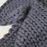 La Maille Majestueuse – Gestrickte Wohndecke für Sofa und Bett