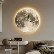 Luna Wanduhr – Runde Holzuhr im Mond-Design für stilvolle Räume