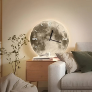 Luna Wanduhr – Runde Holzuhr im Mond-Design für stilvolle Räume