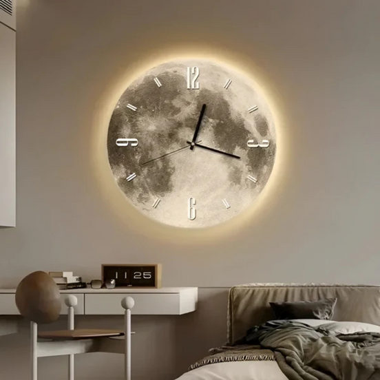 Luna Wanduhr – Runde Holzuhr im Mond-Design für stilvolle Räume