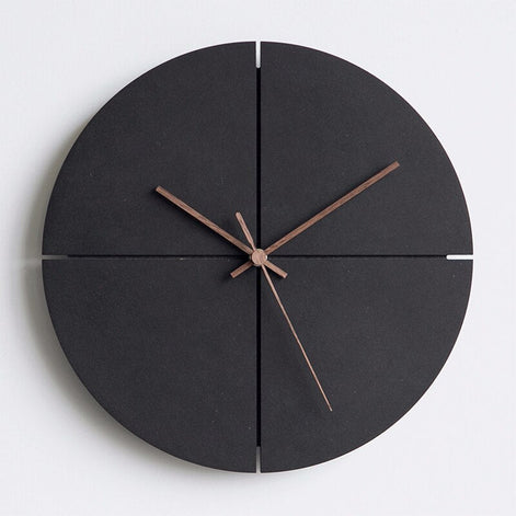 Minimalistische Wanduhr aus Aluminium und Glas