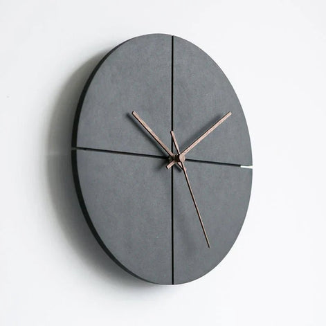 Minimalistische Wanduhr aus Aluminium und Glas