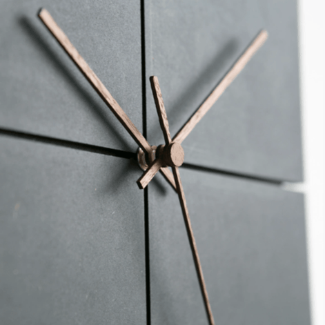 Minimalistische Wanduhr aus Aluminium und Glas
