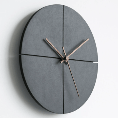 Minimalistische Wanduhr aus Aluminium und Glas
