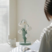 OrchiLume – Tischleuchte mit dekorativem Orchideenmuster