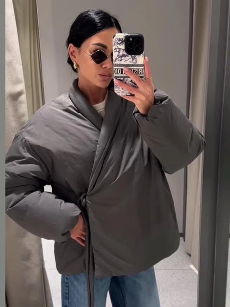 Damen Steppjacke mit V-Ausschnitt, Schnürverschluss und Taschen – Liora