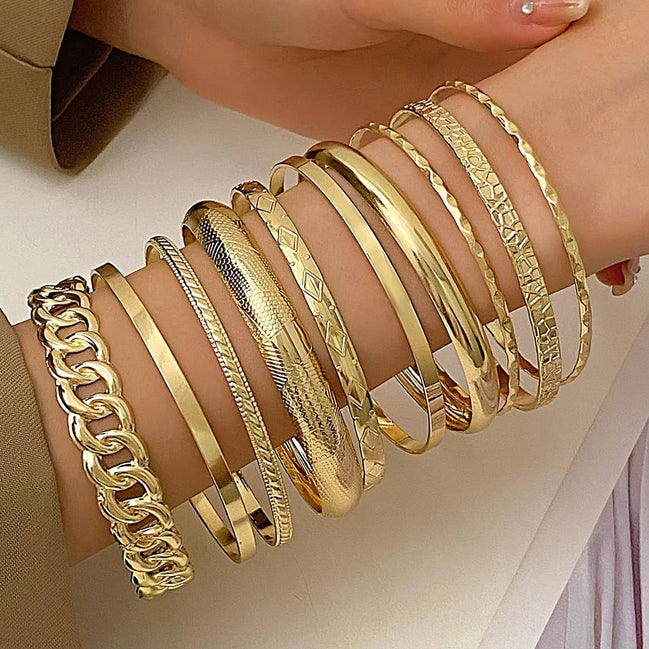 Revolia Armband-Set – Zehnteiliges Set aus Metallarmbändern in Gold- und Silberfarbe