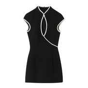 Élodine Damen Minikleid mit Kontrastdetails und Cut-out Design