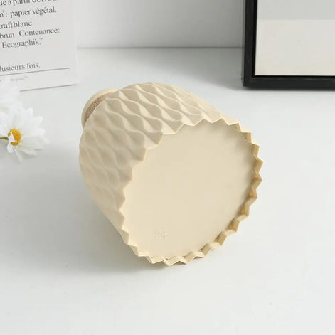 PineaForm Dekovase aus Kunststoff – Kompakte Vase für Blumen und Dekoration