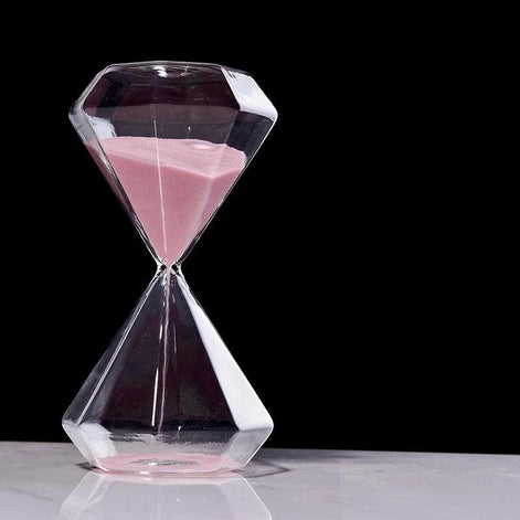 Kreative Sanduhr mit diamantinspiriertem Design für die Tischdekoration