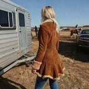 Kurzer Damen Mantel mit Reverskragen, Knopfverschluss und Saumdetails Velmoria