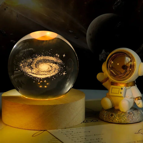 Selena Kristallkugel – Glaslampe mit Mond-, Galaxie-, Saturn- und Sonnensystem-Motiv