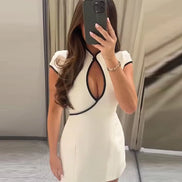 Élodine Damen Minikleid mit Kontrastdetails und Cut-out Design