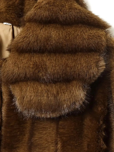 Kurze Damen Kunstfelljacke mit Reverskragen für Herbst und Winter – Norvella