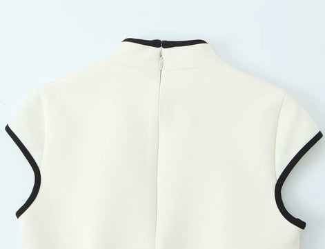 Élodine Damen Minikleid mit Kontrastdetails und Cut-out Design