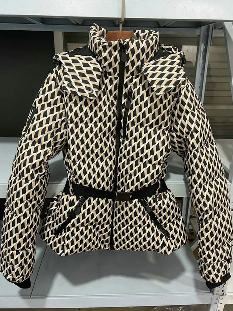 Damen Winterjacke mit Kapuze, Gürtel und wattierter Füllung – Cirella