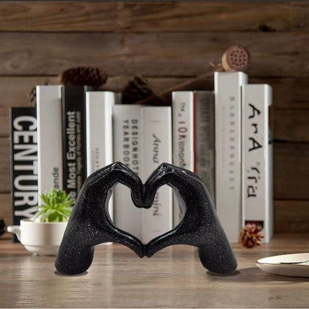 Herzförmige Handskulptur aus Kunstharz