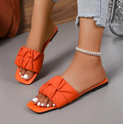 Damen-Sandalen mit Faltenoptik und flacher Sohle – Velmora