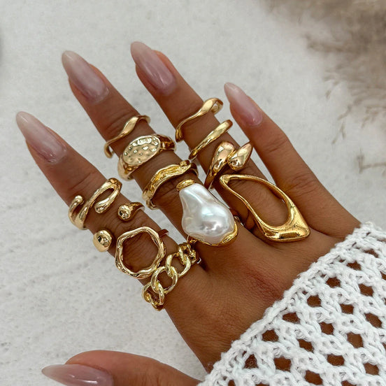 Meralia Ringset – Zwölfteiliger Satz aus Metallringen mit Perlendetails und geometrischen Formen