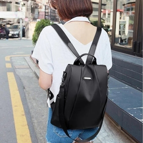 Damenrucksack mit Reißverschluss im schlichten Design