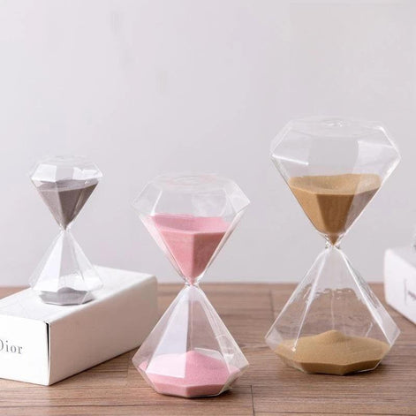 Kreative Sanduhr mit diamantinspiriertem Design für die Tischdekoration