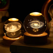 Selena Kristallkugel – Glaslampe mit Mond-, Galaxie-, Saturn- und Sonnensystem-Motiv