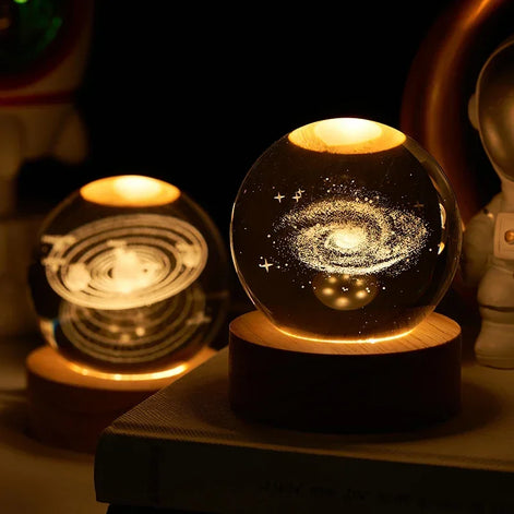 Selena Kristallkugel – Glaslampe mit Mond-, Galaxie-, Saturn- und Sonnensystem-Motiv