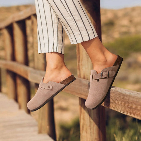 Marivelle Unisex Clogs aus Veloursleder mit Korkfußbett