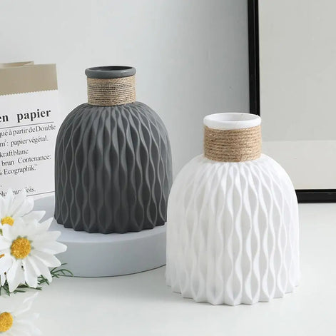 PineaForm Dekovase aus Kunststoff – Kompakte Vase für Blumen und Dekoration