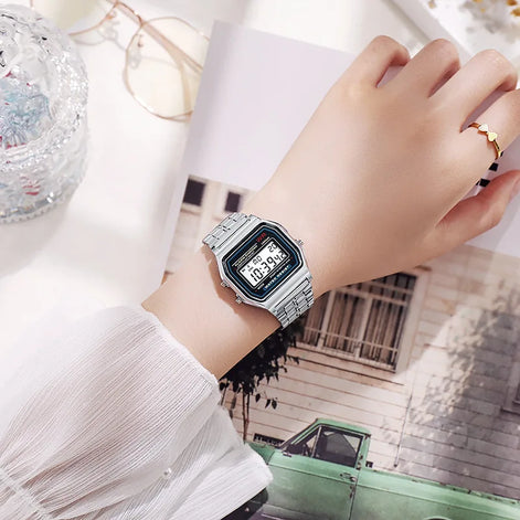 Nexiro Herren Digitaluhr mit rechteckigem Gehäuse und Metallarmband