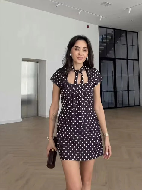 Vivienne Damen Minikleid mit Punktmuster und Schnürdetail