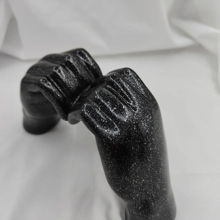 Herzförmige Handskulptur aus Kunstharz