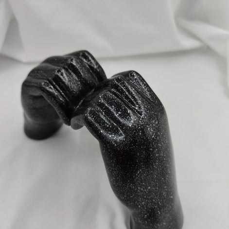 Herzförmige Handskulptur aus Kunstharz