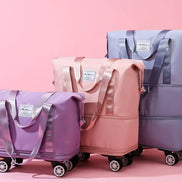 Rollkoffer mit Rollen und Tragegriff im schlichten Design