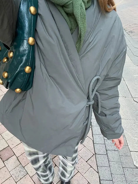 Damen Steppjacke mit V-Ausschnitt, Schnürverschluss und Taschen – Liora