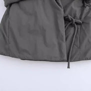 Damen Steppjacke mit V-Ausschnitt, Schnürverschluss und Taschen – Liora