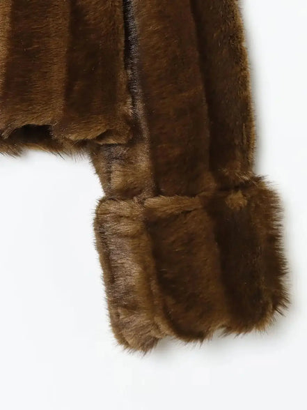 Kurze Damen Kunstfelljacke mit Reverskragen für Herbst und Winter – Norvella