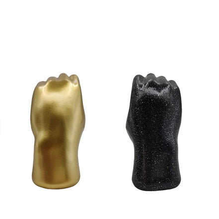 Herzförmige Handskulptur aus Kunstharz