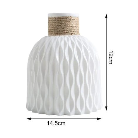 PineaForm Dekovase aus Kunststoff – Kompakte Vase für Blumen und Dekoration